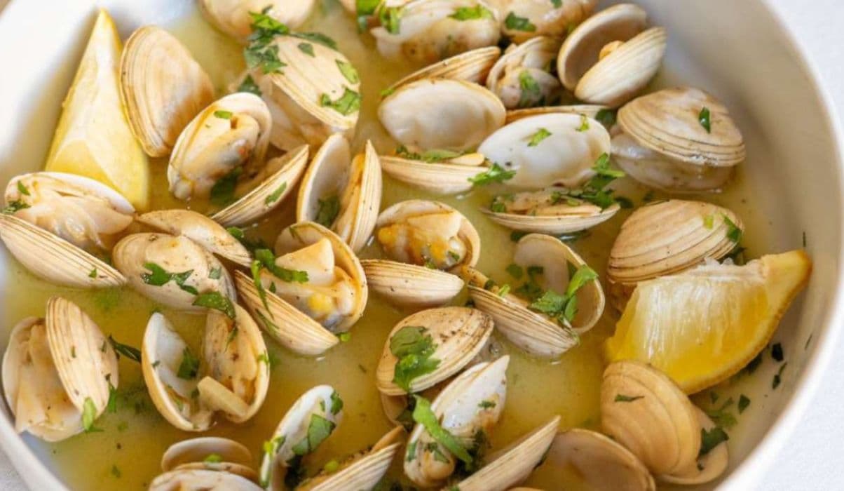 Amêijoas à Bulhão Pato (Clams in Garlic and Cilantro)