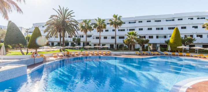 Pool view of the 4* Blue Sea Club Marthas Aparthotel in Cala d'Or, Majorca