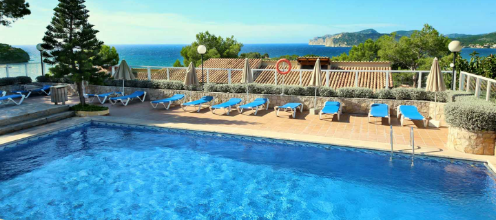 Pool view of the 3* Club Santa Ponsa Aparthotel in Santa Ponsa, Majorca