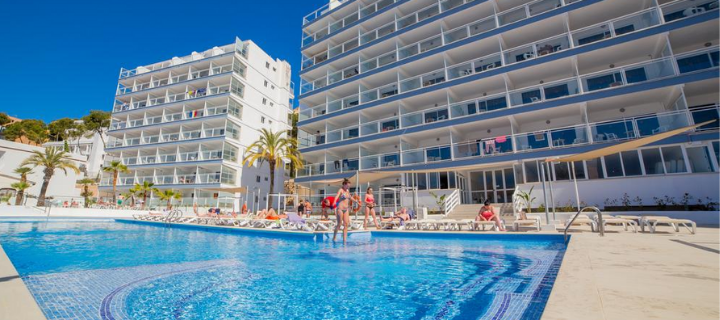 Pool view of the 3* Deya Apartments in Santa Ponsa, Majorca