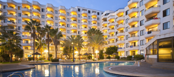 Pool view of the 3* TRH Jardin del Mar Aparthotel in Santa Ponsa, Majorca