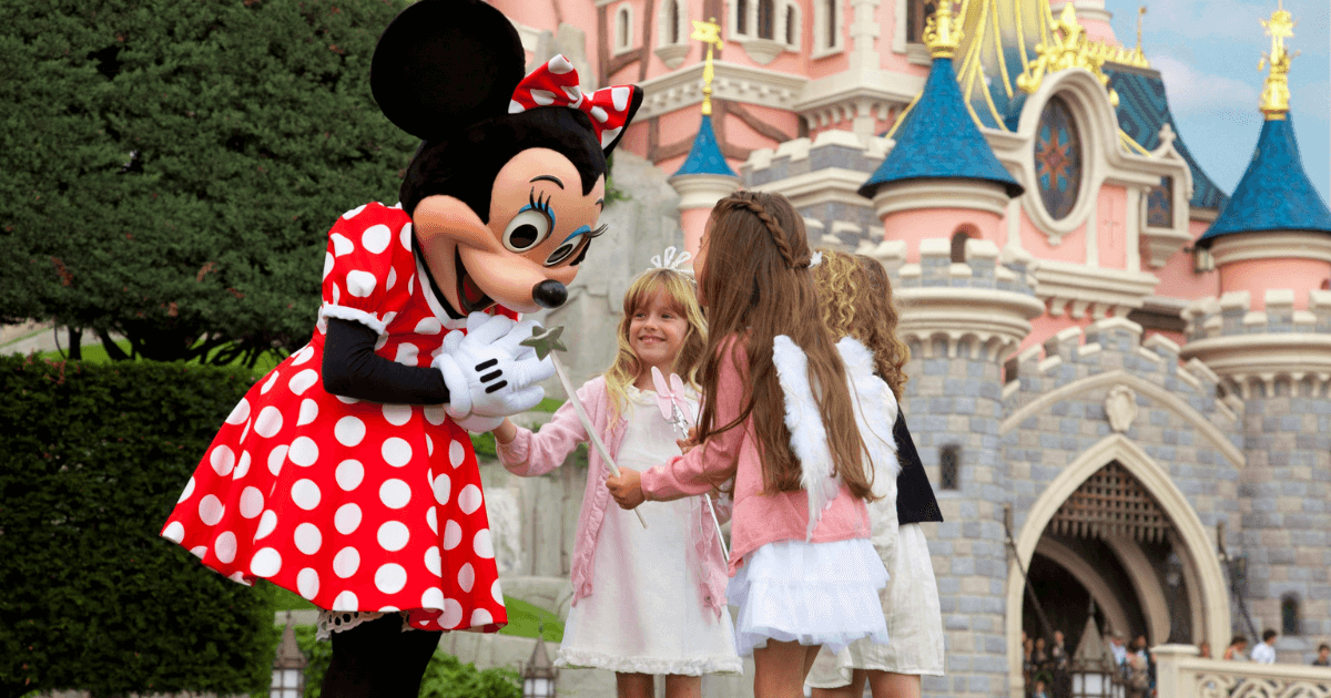 children meeting minnie mouse at disneyland paris
